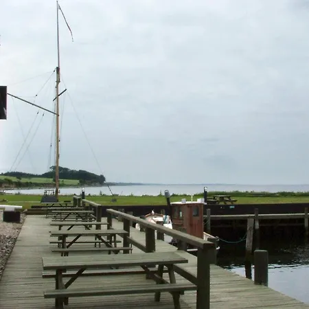 6 Person In Tranekaer-by Traum *